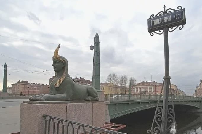 Египетский мост серым питерским утром. Источник: spb.aif.ru