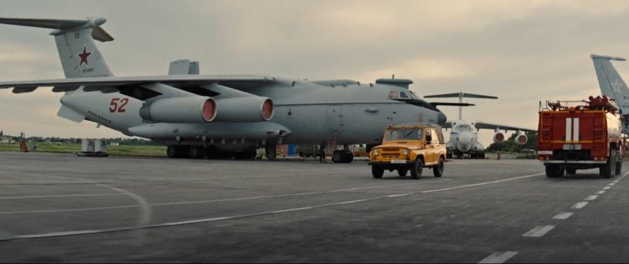 На аэродроме. Кадр из фильма "Огонь", 2020, Студия „ТриТэ“ Никиты Михалкова, Централ Партнершип, Россия 1, при поддержке Фонда кино