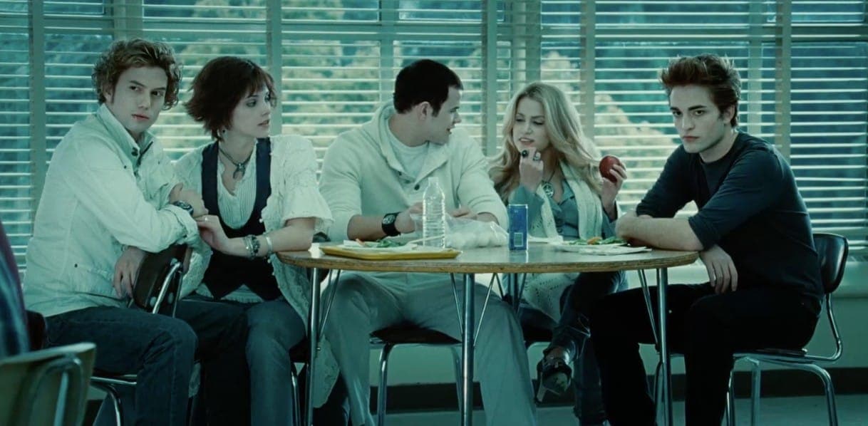 Каллены в кафетерии. Сразу видно - вампиры. Кадр из фильма "Сумерки", 2008, Temple Hill Entertainment, Maverick Films/Imprint Entertainment